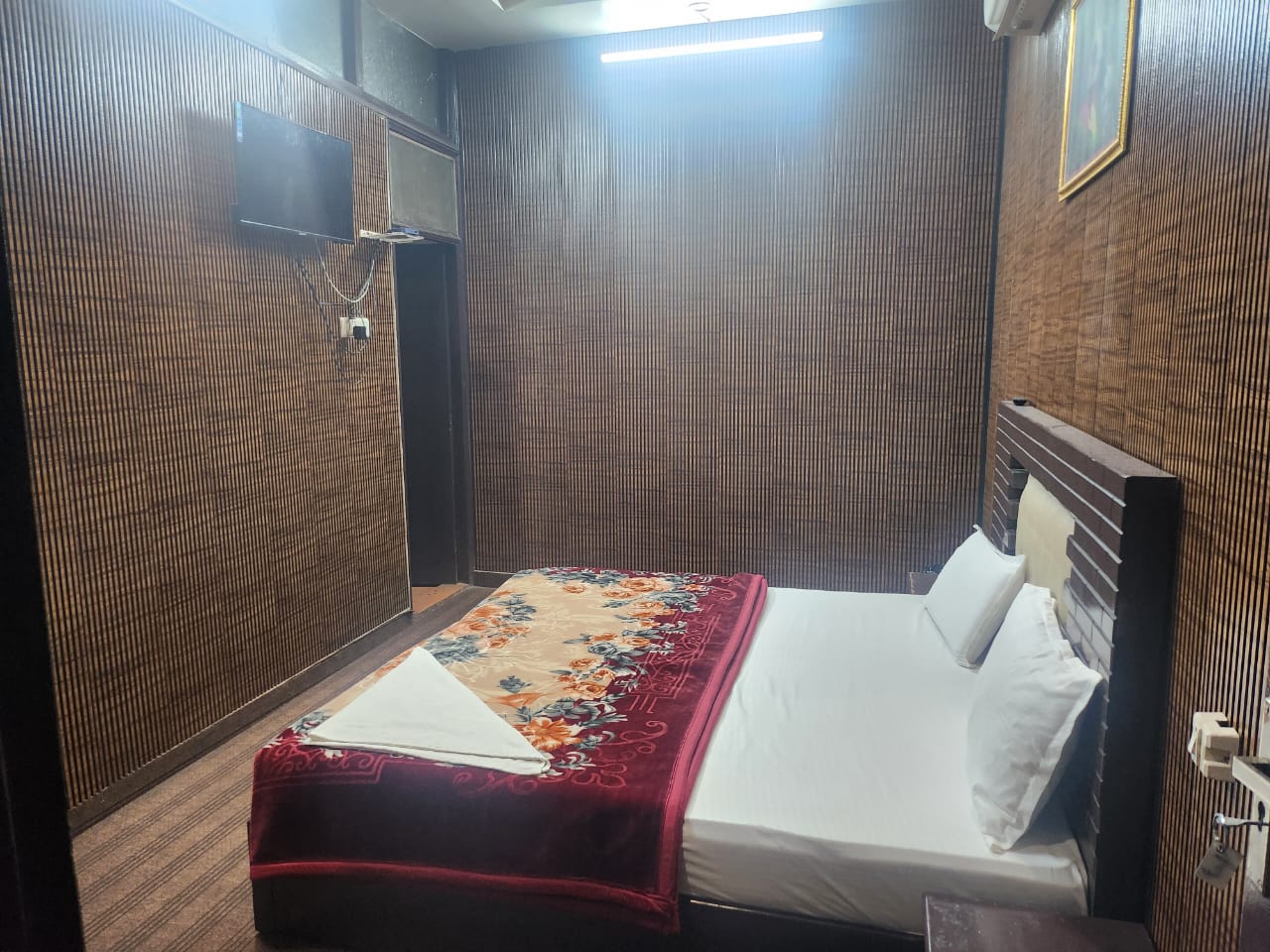 Deluxe AC Room